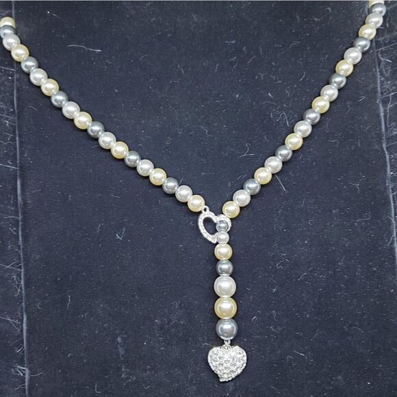 Avon Faux Pearl Heart Necklace - Picture 1 of 4